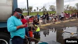 瑪利亞颶風過後。波多黎各人排隊領水。