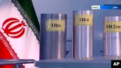 2018年6月6日伊朗伊斯蘭共和國廣播電台(IRIB，國營電視台)的畫面截取自伊朗納坦茲鈾濃縮工廠的一檔電視直播節目，其中展示了三台國產離心機。（資料圖片）