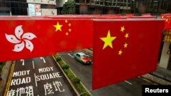 在7月1日前夕，香港中環多處地點可以見到中國國旗與香港區旗擺設，慶祝中共建黨100週年 （路透社照片）