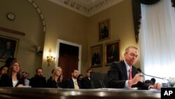 白宫预算主任马瓦尼出席众议院预算委员会的听证会。（2018年2月14日）