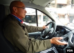 梁建忠買了一部9座位汽車，考慮在台灣經營包車旅遊生意。 （美國之音湯惠芸 攝）