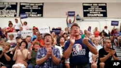 共和黨候選人川普的支持者聚集在溫漢姆郊區一所高中的集會上(2016年8月6日)