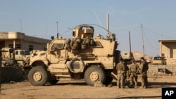 伊拉克摩蘇爾以南的美國軍人。（2017年2月23日）