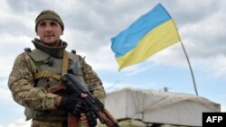 2014年7月4日一名烏克蘭軍隊士兵在頓涅茨克地區的斯洛文斯克附近的檢查哨守衛陣地
