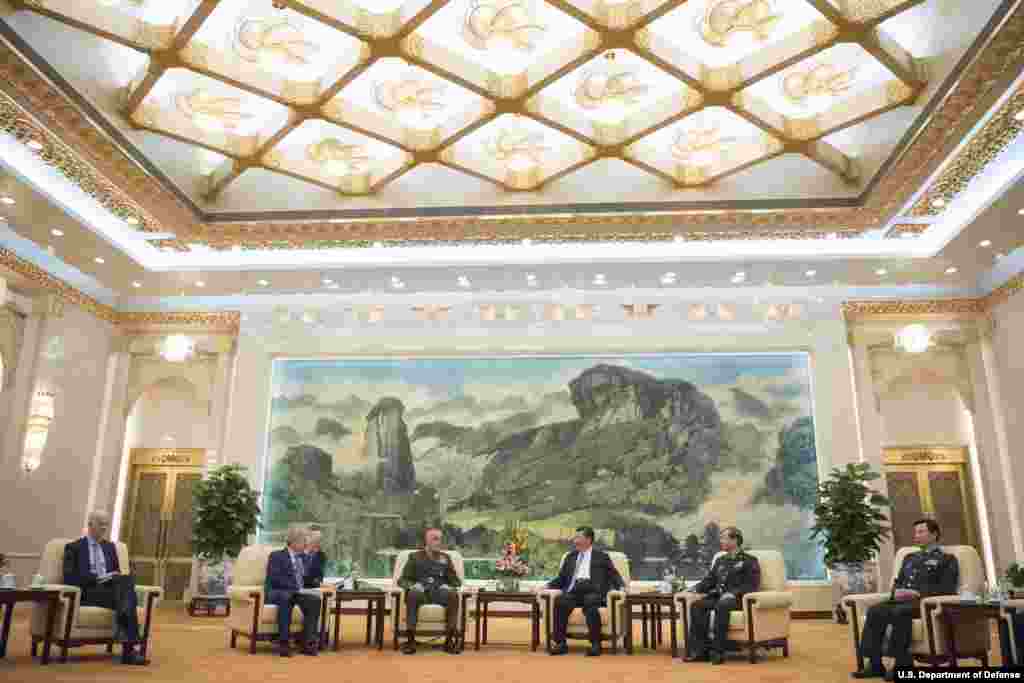 中国主席习近平在北京人民大会堂会见美国参谋长联席会议主席邓福德和美国大使布兰斯塔德（2017年8月17日，美国国防部图片）