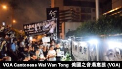 遊行人士在中聯辦外的祭壇向劉曉波致敬 (美國之音湯惠芸)