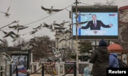 克里米亞塞瓦斯托波爾街頭的電子屏幕正在播放普京總統在莫斯科的俄羅斯聯邦議會發表年度講話。 （2023年2月21日）