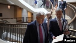 参议院外交关系委员会主席鲍勃·梅嫩德斯（左一）在国会山出席有关中国间谍气球的闭门简报会。（2023年2月9日）