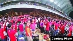 港球迷在港隊比賽奏國歌時轉身並哄噓（蘋果日報圖片）