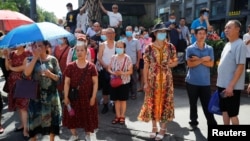 中國民眾聚集在美國駐成都總領館附近，同時最後一批領館人員撤離。 （2020年7月27日）