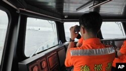 資料圖： 台灣海巡署人員2024年5月23日在台灣附近海域監控中國海軍的行動。 （美聯社轉發）