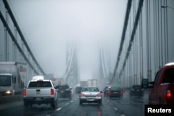 2014年11月26日感恩節汽車通過紐約的華盛頓大橋(資料照片)