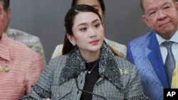 ທ່ານ ນາງ ແພທອງທານ ຊິນນະວັດ ນາຍົກລັດຖະມົນຕີໄທ ຖະແຫຼງຂ່າວຕໍ່ສື່ມວນຊົນກ່ຽວກັບ ລັດຖະບານໄທ ອະນຸມັດຮ່າງກົດໝາຍເພື່ອແກ້ໄຂກົດໝາຍການພະນັນ ໃນສະຖານບັນເທີງ ເພື່ອຊຸກຍູ້ການທ່ອງທ່ຽວ. (The Government Spokesman Office via AP) 