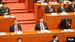 中国第十二届全国人民代表大会第四次会议3月5日星期六在北京人民大会堂开幕，在主席台就坐的国家主席习近平（中）和政协主席俞正声，李克强向到场代表鞠躬致谢。（2016年3月5日 美国之音金子莹拍摄）