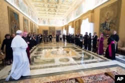 2017年12月7日聖誕節前夕，天主教教宗方濟各在梵蒂岡樞密會議廳會見了台灣教會 合作協會代表團