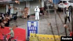 中國湖北武漢，一名身穿防護服的工人在封閉的海鮮市場。（2020年1月10日） 