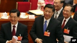 胡锦涛、习近平和温家宝在2013年3月的人大会议开幕式后。习近平接过来的“花钱买安定”的资源少于当年胡锦涛温家宝接收的资源