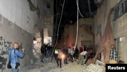 2023年10月22日，在以色列佔領的約旦河西岸哲寧難民營，大眾正在檢查以色列空襲造成的破壞。以色列軍方稱，激進分子利用這座清真寺組織襲擊。（路透社）