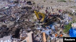 救援人員正在印尼帕盧城以南營對地震震毀的一座教堂展開營救。 （2018年10月4日）