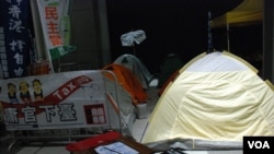 民陣元旦「倒梁」遊行後，連續3晚有數名示威者在政府總部外紥營留守