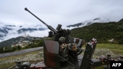 資料照：中印邊界爭議地區實際控制線（LAC）附近的一名印度士兵在L70高射砲砲位上。（2021年10月20日）