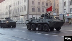 2014年5月勝利日前夕紅場閱兵彩排，莫斯科街頭的俄羅斯軍隊。(美國之音白樺拍攝)