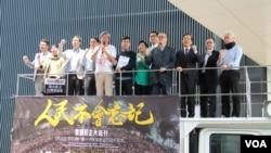 2019年4月17日立法會民主黨議員站上剛啟動的六四晚會宣傳車 