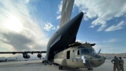 美国国防部公布的照片显示，在哈米德·卡尔扎伊机场，美国陆军第82空降师的一架CH-47直升机被装入美国空军的一架C-17运输机内。(2021年8月28日)