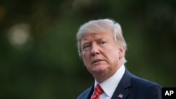 川普總統從“海軍陸戰隊一號”直升機走過白宮南草坪(2017年8月23日)