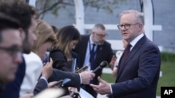 ແຟ້ມ-ນາຍົກລັດຖະມົນຕີອອສເຕຣເລຍ ທ່ານ ແອນໂທນີ ອາລບານີຊີ, ກ່າວຕໍ່ອົງການຂ່າວ ຢູ່ດ້ານນອກກອງປະຊຸມສຸດຍອດບັນດາຜູ້ນໍາ Quad ຢູ່ທີ່ ສູນກາງການສຶກສາ Archmere ໃນ Claymont, Del. ວັນທີ 21 ກັນຍາ 2024. (AP Photo/Mark Schiefelbein, File)