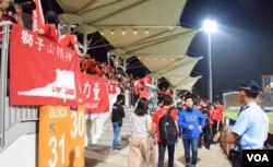 旺角大球場內加派軍裝警員駐守。(美國之音湯惠芸)