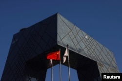 中共官媒央視在總部大樓外的中國國旗。（2021年2月5日）