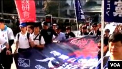 多个亲中团体举行撑警游行（苹果日报视频截图）