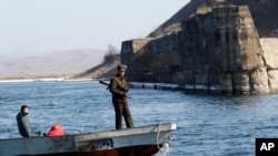 行駛在中國遼寧省丹東附近鴨綠江上的北韓船隻。（2016年2月9日）