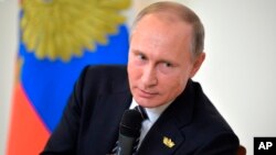 普京星期天在印度的一個電視新聞發佈會上發表講話。