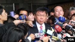 台北市长柯文哲在台北市政府门前接受采访（美国之音许波拍摄 资料照片）