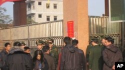 今年初的烏坎選舉會場有武警把守，查證件或選民證。