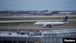 一家美国联航客机2017年4月11日停在芝加哥机场（路透社）