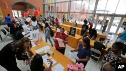 2015年10月6日,美國求職者在邁阿密的一個人才招聘會尋找工作