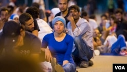 等候越過邊界到達克羅地亞的難民