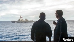 美國國防部長·卡特（右）訪問馬來西亞期間，與美國的海軍司令羅伯特C.弗朗西斯（左），在羅斯福號航空母艦上。