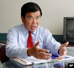 2010年8月17日，美國國會議員吳振偉在美國波特蘭市接受採訪。