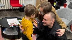 Андрей Кузнечик с сыном и женой после освобождения. Вильнюс, 12 февраля 2025 года