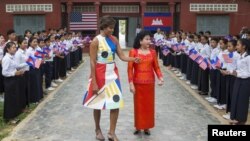 美國第一夫人米歇爾奧巴馬星期六在柬埔寨訪問,與柬埔寨總理洪森的夫人於學童見面。