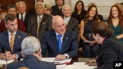 新西兰新任总理克里斯托弗·卢克森（Christopher Luxon，中）2023年11月27日宣誓就职。（美联社）