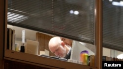 調查人員進入劍橋分析倫敦辦公室。 （2018年3月23日）