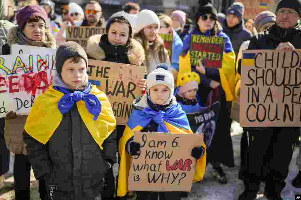 Бухарест, Румыния Члены украинской общины на акции, посвященной годовщине начала вторжения РФ в Украину, 23 февраля 2025 года