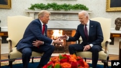 美國總統拜登與當選總統特朗普在白宮橢圓辦公室舉行會晤。（2024年11月13日）