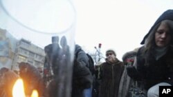 人們紀念莫斯科多莫杰多沃機場爆炸事件中的死難者