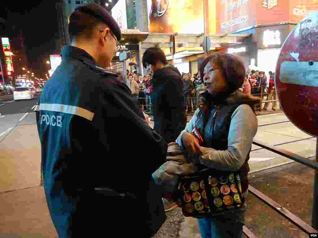 有「購物團」人士向警員表示在街上拾到港幣1元硬幣，要求警員登記資料